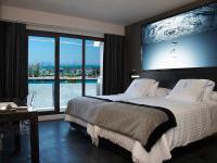 A bed or beds in a room at Bakour La Manga Splash