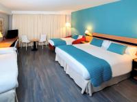 Postel nebo postele na pokoji v ubytování Ibis Styles Zaragoza Ramiro I
