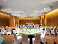 The Southern Hotel Surabaya Formerly Ibis Styles Surabaya Jemursariにあるレストランまたは飲食店