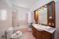 Kúpeľňa v ubytovaní FAIDRA SUPERB SEA VIEW APARTMENT IN ARGOSTOLI