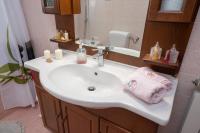Kúpeľňa v ubytovaní FAIDRA SUPERB SEA VIEW APARTMENT IN ARGOSTOLI