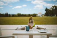 Una mesa con un cactus en un jarrón encima. en Conimbriga Hotel do Paço, en Condeixa a Nova