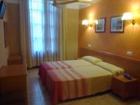 Posteľ alebo postele v izbe v ubytovaní HOTEL FORNOS - Barcelona