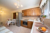 Kuchyňa alebo kuchynka v ubytovaní FAIDRA SUPERB SEA VIEW APARTMENT IN ARGOSTOLI