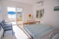 Posteľ alebo postele v izbe v ubytovaní 3 Bedroom Beach House with private sea access