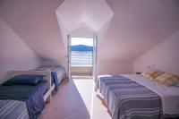 Posteľ alebo postele v izbe v ubytovaní 3 Bedroom Beach House with private sea access