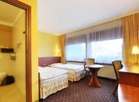 Łóżko lub łóżka w pokoju w obiekcie Hotel Astra Tajemniczy Ogród