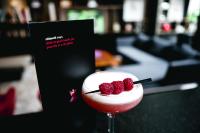 ein Getränk mit Himbeeren auf dem Tisch in der Unterkunft citizenM Seattle South Lake Union in Seattle