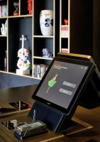 einem Tablet-Computer auf dem Schreibtisch in der Unterkunft citizenM Seattle South Lake Union in Seattle