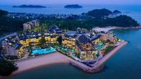 珠海市にあるAngsana Zhuhai Phoenix Bayの夜の水上リゾートの空中ビュー