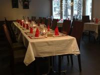 ein langer Tisch mit roten Servietten und Kerzen darauf in der Unterkunft Hotelli Ravintola Tiilikka in Rautavaara