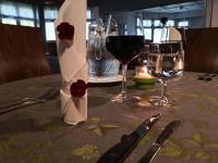 einen Tisch mit einem Glas Wein auf dem Tisch in der Unterkunft Hotelli Ravintola Tiilikka in Rautavaara