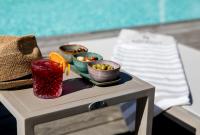 イエールにあるLe Lodge des Îles d'Orのテーブルの上に食べ物と飲み物の入ったボウルが置かれたトレイ