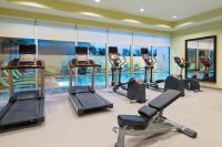 Staybridge Suites - Miami International Airport by IHGにあるフィットネスセンターまたはフィットネス設備