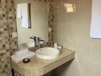 FLY INN Madagascar HOTEL - Navette GRATUITE H24 - à 300m de l'Aéroport International Ivato-Antananarivoにあるバスルーム