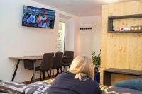 Televízia a/alebo spoločenská miestnosť v ubytovaní UrlaubsREICH