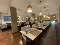 FLY INN Madagascar HOTEL - Navette GRATUITE H24 - à 300m de l'Aéroport International Ivato-Antananarivoにあるレストランまたは飲食店