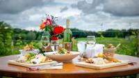 einen Tisch mit Speisen und einer Flasche Wein in der Unterkunft Gästehaus Ranftl in Unterlamm