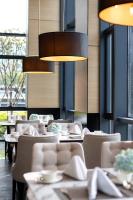 Un comedor con mesas, sillas y candelabros. en Fuzhou Mawei Yiho Hotel, en Fuzhou