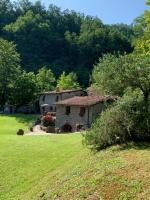 A garden outside Relax totale nel Bosco Lucca