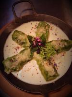 チャッピーナにあるガストハウス アルピナの皿の上に食べ物が載ったフライパン