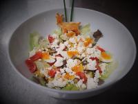 チャッピーナにあるガストハウス アルピナのテーブルの白い鉢巻きサラダ