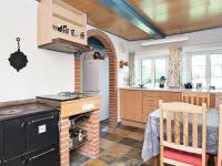 Kuchyň nebo kuchyňský kout v ubytování 4 person holiday home in Bredebro-By Traum