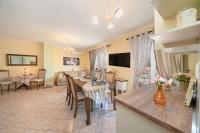 Televízia a/alebo spoločenská miestnosť v ubytovaní AIGLI ELEGANT SEA VIEW APARTMENT IN ARGOSTOLI