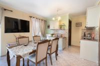 Kuchyňa alebo kuchynka v ubytovaní AIGLI ELEGANT SEA VIEW APARTMENT IN ARGOSTOLI