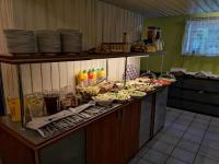 Jedlo v apartmánovom hoteli alebo blízkom okolí