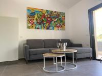 ein Wohnzimmer mit einer Couch und einem Tisch in der Unterkunft Top Royal Eilat רויאל פארק in Eilat