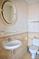 A bathroom at Family Hotel Apolonia