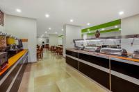 un restaurante de comida rápida con barra y sillas en La Quinta by Wyndham Puebla Palmas Angelopolis, en Puebla