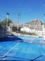 Tenis a/nebo squash v ubytování Apartamentos Sierra del Hacho nebo okolí