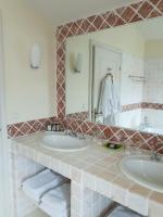 a bathroom with two sinks and a large mirror at Hotel Villa Catarie in Guéthary