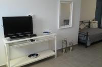 TV a/nebo společenská místnost v ubytování Isidoros Apartments