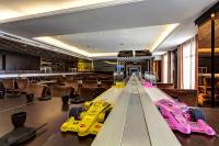 Golden Tulip - Aesthetics في Zhunan: صف من سيارات السباق على طاولة في مطعم