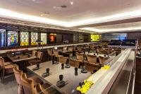 Golden Tulip - Aesthetics في Zhunan: غرفة طعام كبيرة مع طاولات وكراسي