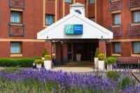 ブリストルにあるHoliday Inn Express Bristol Filton by IHGの紫の花のホテル