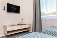 Televízia a/alebo spoločenská miestnosť v ubytovaní Bianco House Apartments
