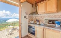 Kuchyňa alebo kuchynka v ubytovaní Il Moraiolo - Idromassaggio & Sauna con vista!