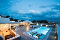 Bazén v ubytovaní TIFFANYS VILLAS alebo v jeho blízkosti