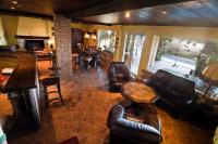 ein Wohnzimmer mit Ledermöbeln und Kamin in der Unterkunft Hotel El Balcon de las nieves in La Zubia