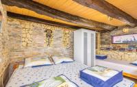 Posteľ alebo postele v izbe v ubytovaní Stone House Knez