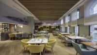 une salle à manger avec tables, chaises et fenêtres dans l'établissement Holiday Inn Istanbul Old City by IHG, à Istanbul