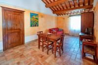 A television and/or entertainment centre at Agriturismo Il Molino Antico - 5 Girasoli