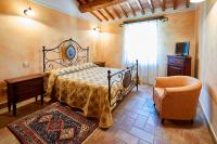 A bed or beds in a room at Agriturismo Il Molino Antico - 5 Girasoli
