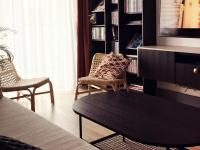 A seating area at Central Point by Zoom Apartments
