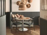 A seating area at Central Point by Zoom Apartments