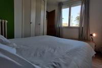 Een bed of bedden in een kamer bij R&eacute;sidence SAGRADA - Le scandinave